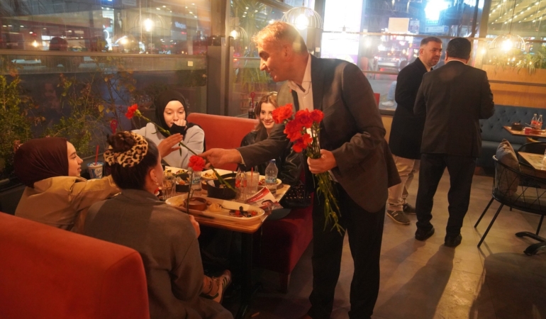 Saadet Partisi’nden Gençlere Karanfilli Ziyaret