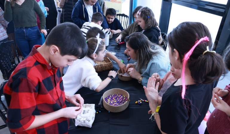 KO-MEK, bayram öncesi çocukları sevindirdi