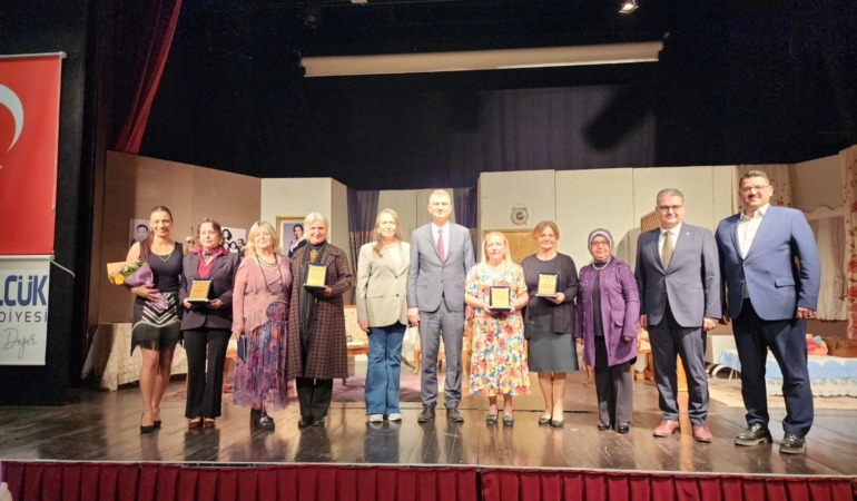 GÖLCÜKLÜ KADINLARIN TİYATRO PERFORMANSI HAYRAN BIRAKTI