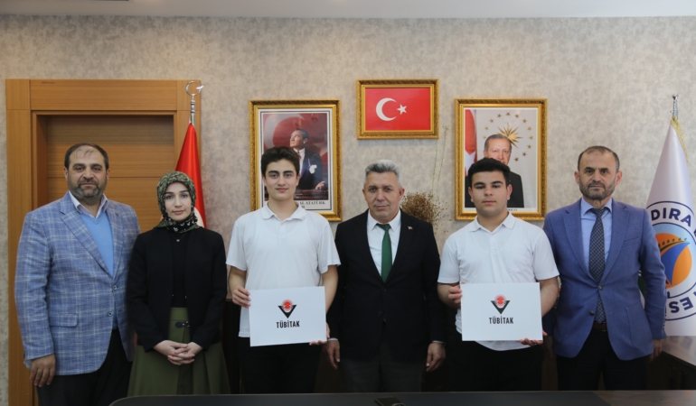 TÜBİTAK Araştırma Projeleri Bölge İkincisi Öğrencilerden Başkan Ölmez’e Ziyaret