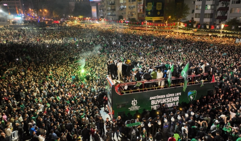 Şampiyonluk gecesinde coşku hiç dinmedi (6)