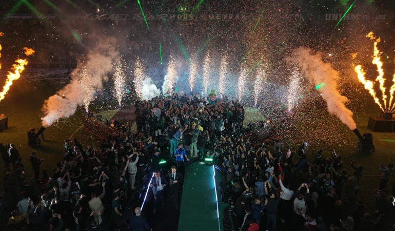 Şampiyon Kupası’nı kaldırdı! Büyükakın: En büyük pay taraftarın