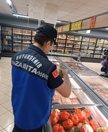 Büyükşehir zabıtasından market denetimlerine devam (2)