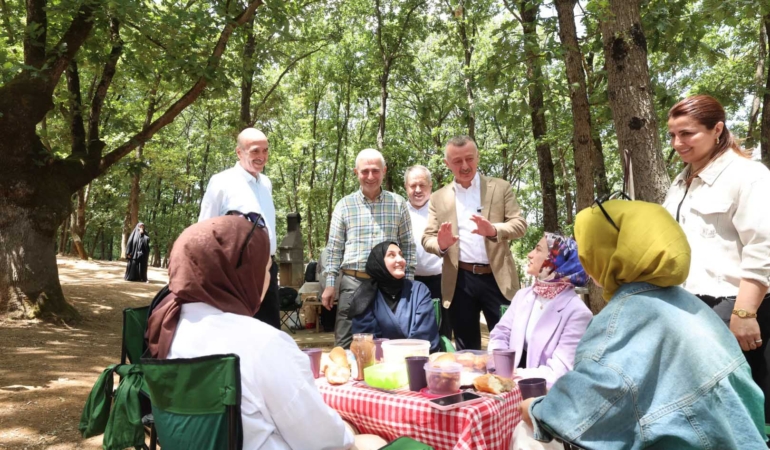 Başkan Büyükakın, Gebze’de annelerin pikniğine katıldı