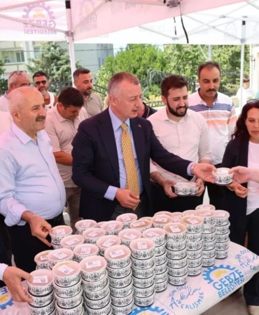 Büyükakın, Gebze'de aşure dağıttı (3)