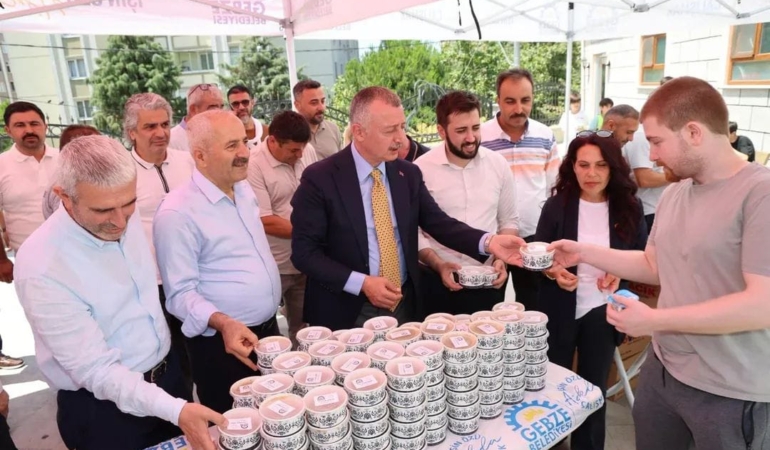 Büyükakın, Gebze’de aşure dağıttı