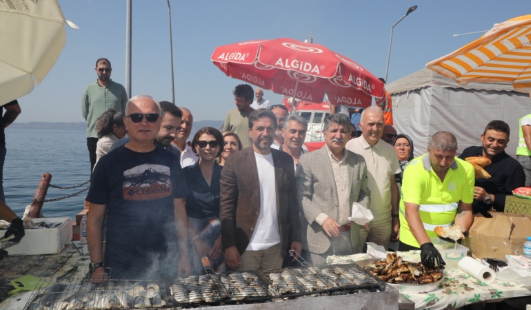 Karamürsel’de 8 bin balık-ekmek ikram edildi