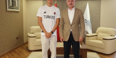 Başkan Büyükakın İzmitli şampiyonu kutladı