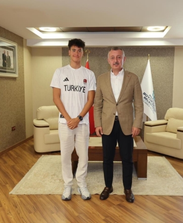 Başkan Büyükakın İzmitli şampiyonu kutladı