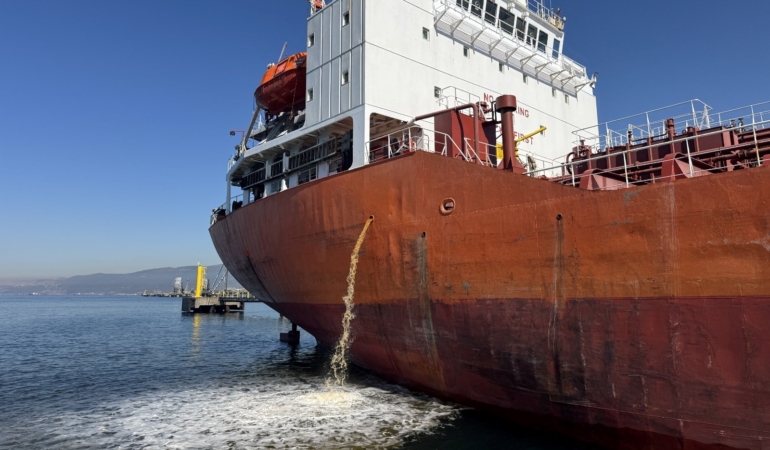 Büyükşehir’den denizi kirleten gemiye suçüstü