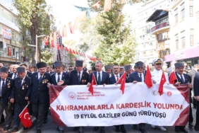 Başkan Büyükakın gazilerle omuz omuza yürüdü (8)