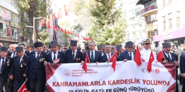 Başkan Büyükakın gazilerle omuz omuza yürüdü (8)