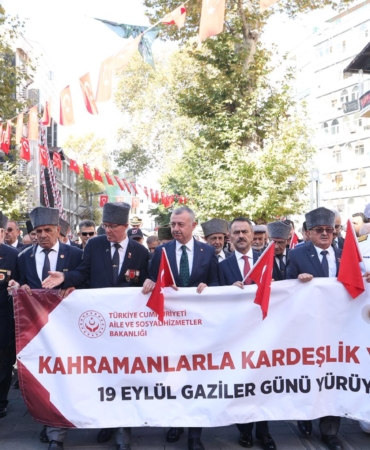 Başkan Büyükakın gazilerle omuz omuza yürüdü (8)