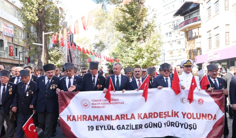 Başkan Büyükakın gazilerle omuz omuza yürüdü