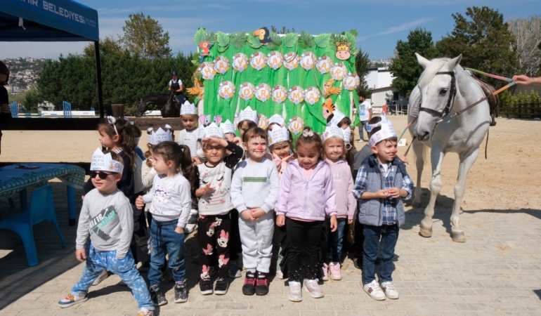 Minikler, Hayvanları Koruma Günü’nde atlarla buluştu