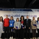 Konuşmacılara katılım belgesi ve plaket takdim edildi (Large)