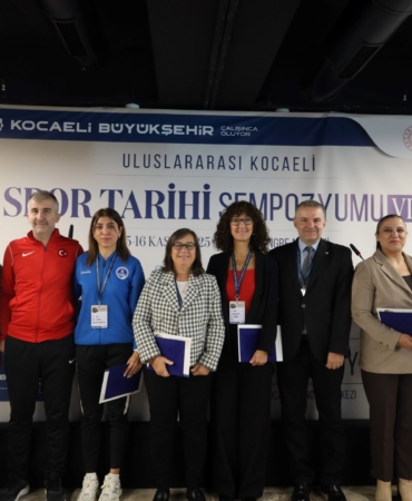 Konuşmacılara katılım belgesi ve plaket takdim edildi (Large)