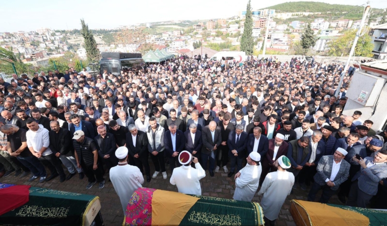 Yangında hayatını kaybedenler son yolculuğa uğurlandı (1)