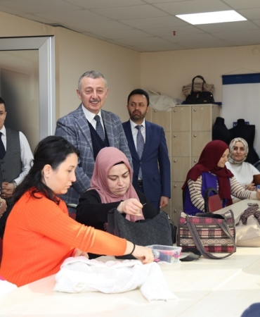 Başkan Büyükakın, komek kursiyerlerini ziyaret etti (1)