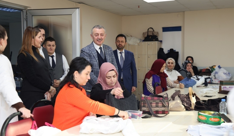 Başkan Büyükakın, komek kursiyerlerini ziyaret etti (1)