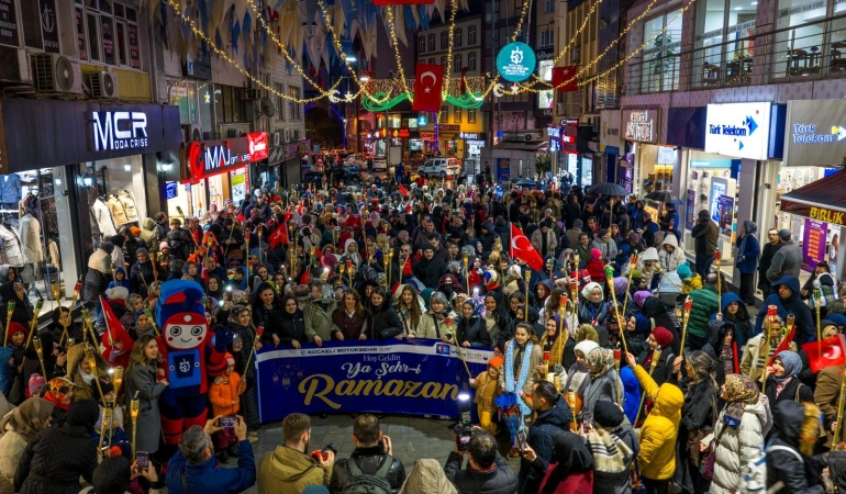 Gebze, Ramazan'a özel Fener Alayı ile aydınlandı (2) (1)