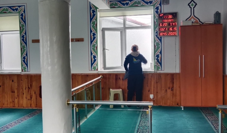 _ Karamürsel Belediyesi’nden Ramazan Öncesi Camilerde Kapsamlı Temizlik Çalışması (11)