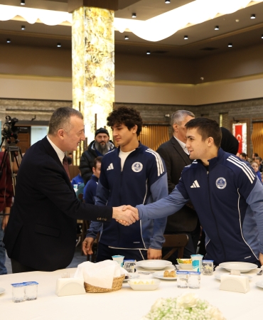 Büyükakın başarılı sporcularla iftar yaptı (2)
