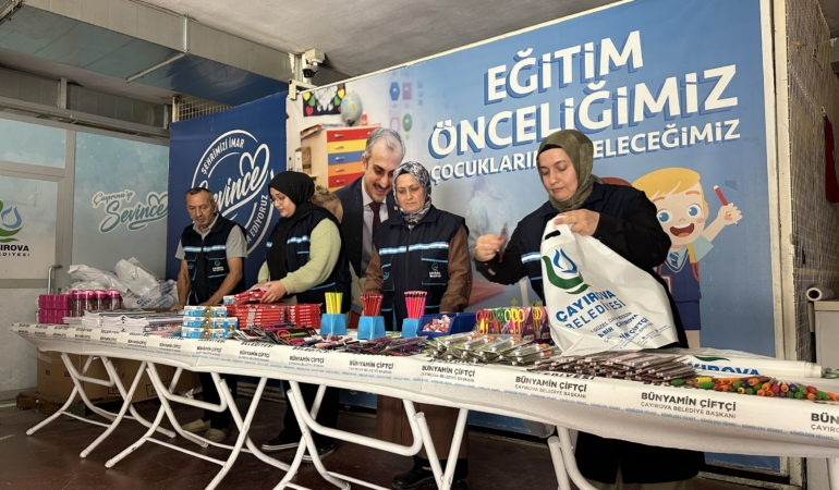 Çayırova Belediyesi’nden öğrencilere kırtasiye yardımı