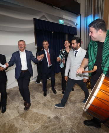Başkan Büyükakın, Vanlıların halayına katıldı (2)