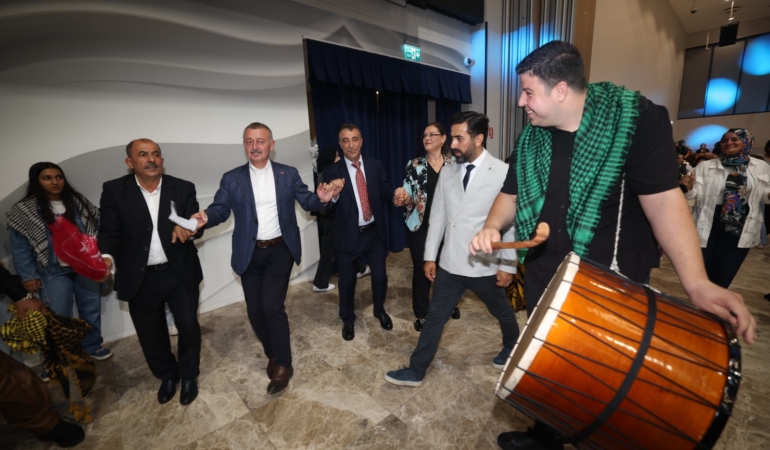 Başkan Büyükakın, Vanlıların halayına katıldı: “Biz birlikte Türkiye’yiz”