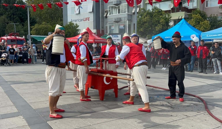 Kocaeli meydanları İtfaiye Haftası’nda renklendi (4)